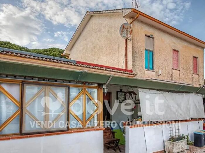 Casa con 6 locali in vendita in Via Epitaffio, Latina