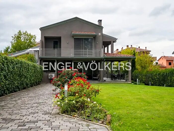 Casa con 6 locali in vendita in Via Salaiola, Empoli