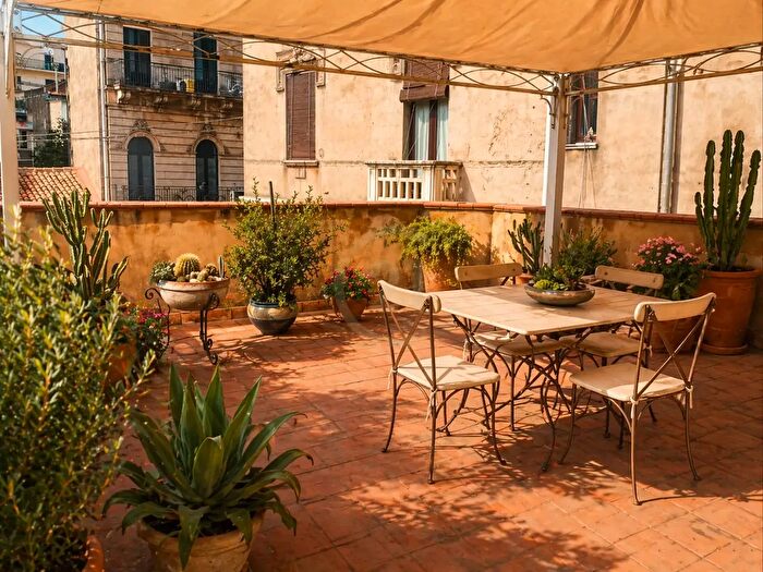 Casa con 7 locali in vendita in Acireale