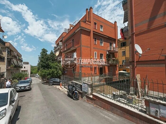 Appartamento trilocale in vendita in Via Vergemoli, Roma
