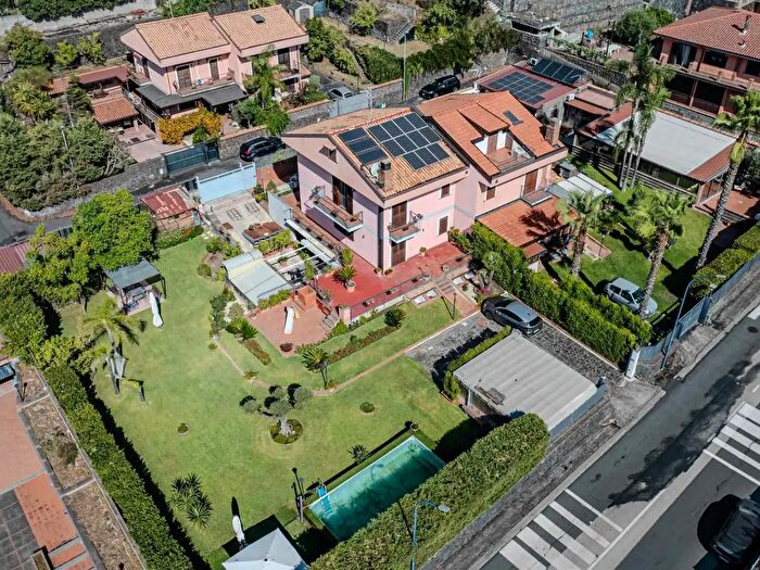 Casa con 8 locali in vendita in Via Alcide De Gasperi, Pedara