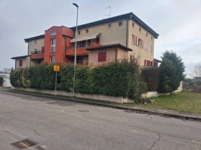 Appartamento trilocale in affitto in Via Luigi Caranenti, Dosso del Corso Chiesanuova, Mantova