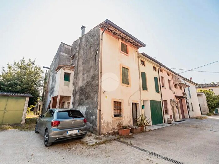 Casa quadrilocale in vendita in Via Stazione, Villafranca Di Verona
