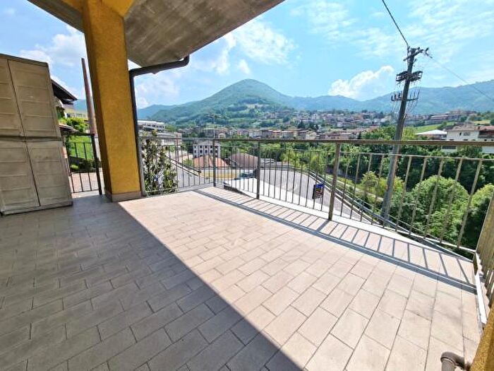 Appartamento trilocale in vendita in Via Ugo Foscolo, Gandino