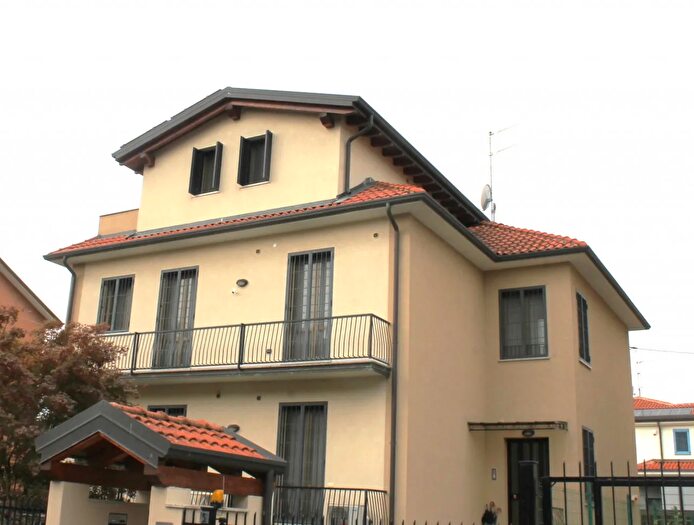 Appartamento con 6 locali in vendita in Via Massimo dAzeglio, Cernusco Sul Naviglio