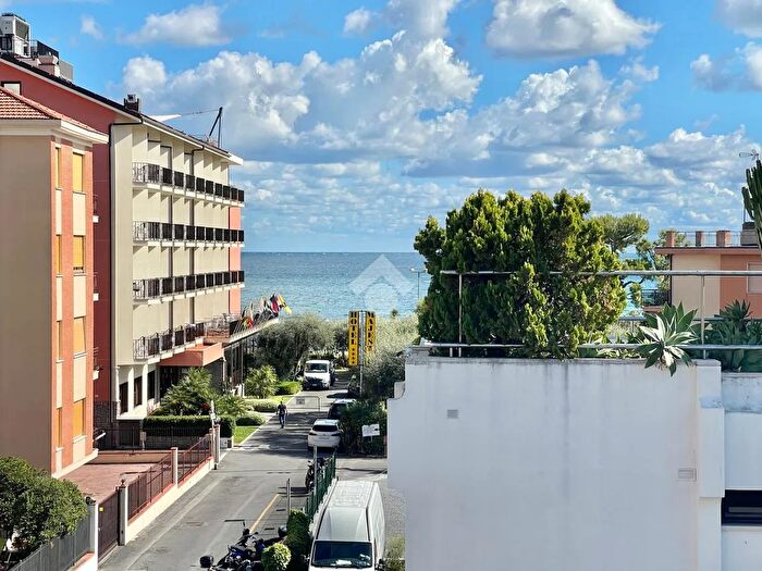 Appartamento trilocale in vendita in Via Oleandri, Diano Marina