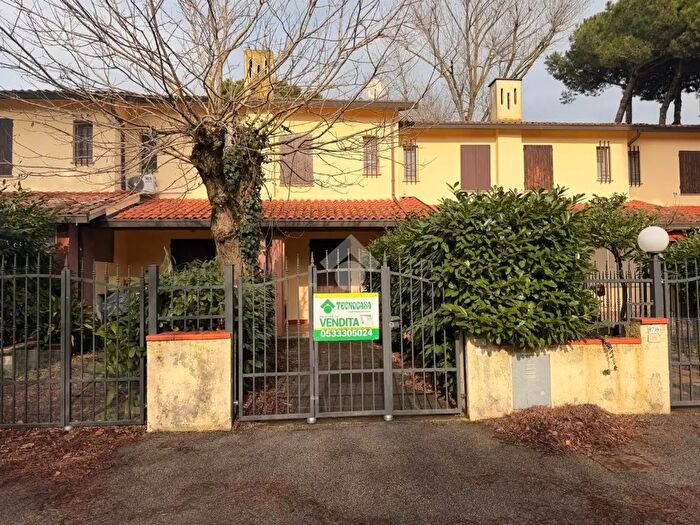 Appartamento trilocale in vendita in Via aOriani, Comacchio