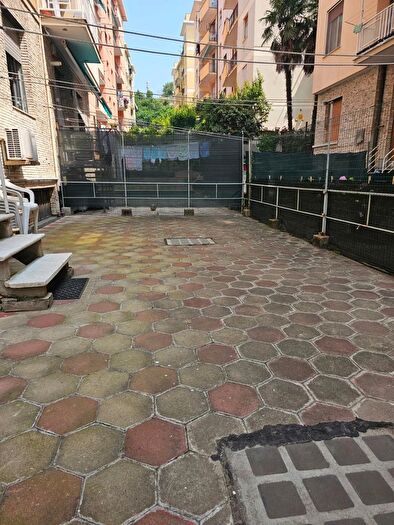 Appartamento trilocale in vendita in Via Pieve di Teco, Genova