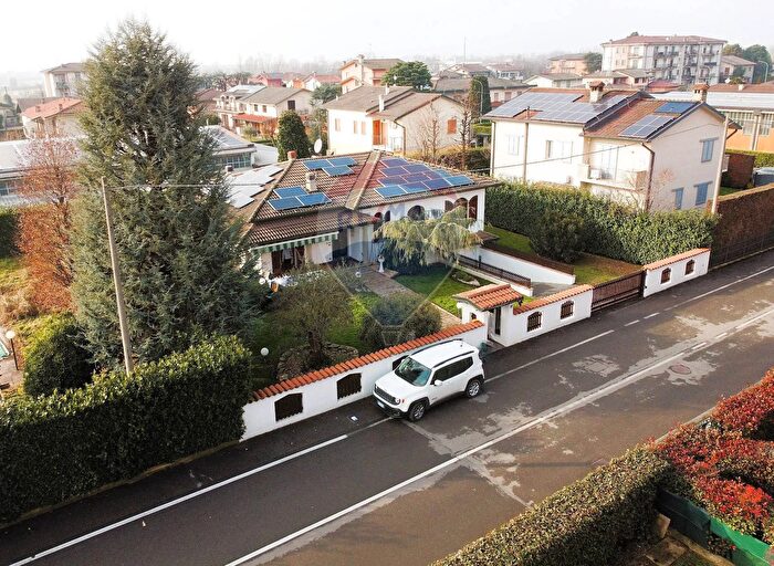 Casa con 10 locali in vendita in Via Don Battista Buroni, Palosco