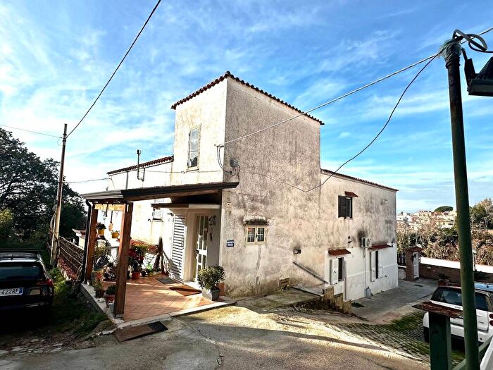 Appartamento trilocale in affitto in Via Suolo San Gennaro, Pozzuoli Alta, Pozzuoli