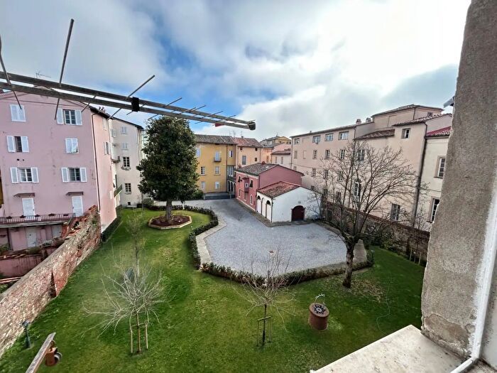 Appartamento quadrilocale in vendita in Via Gallitassi, Lucca