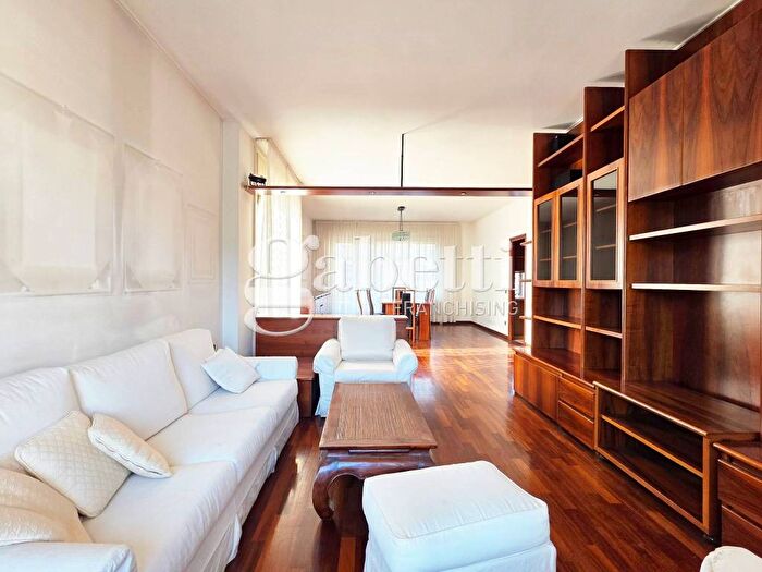 Appartamento con 5 locali in affitto in Via Eugenio Pellini, Maggiolina, Milano