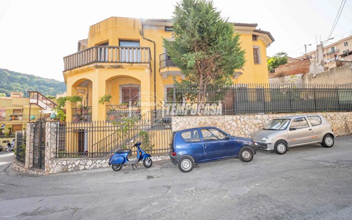 Appartamento con 13 locali in affitto in Via Linea, Messina