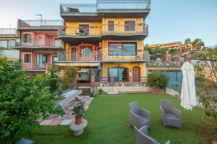 Casa con 15 locali in vendita in Via Vampolieri, Aci Castello