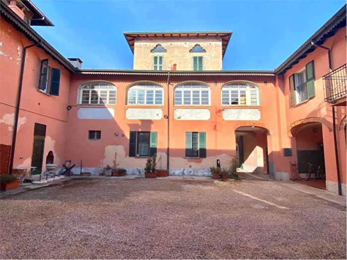 Appartamento quadrilocale in affitto in Via Mario Greppi, Centro, Angera