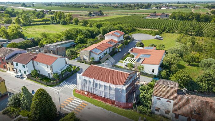 Casa quadrilocale in vendita in Via Casetta, Veronella