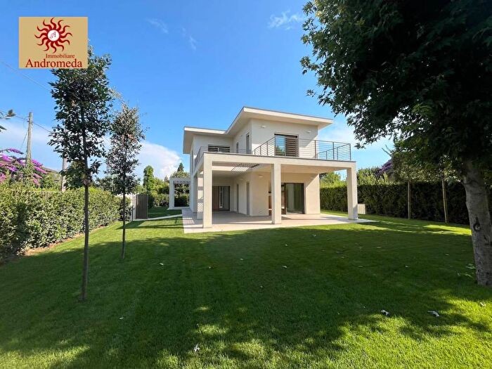 Casa con 6 locali in affitto in Via Fratelli Rosselli, Vittoria Apuana, Forte dei Marmi
