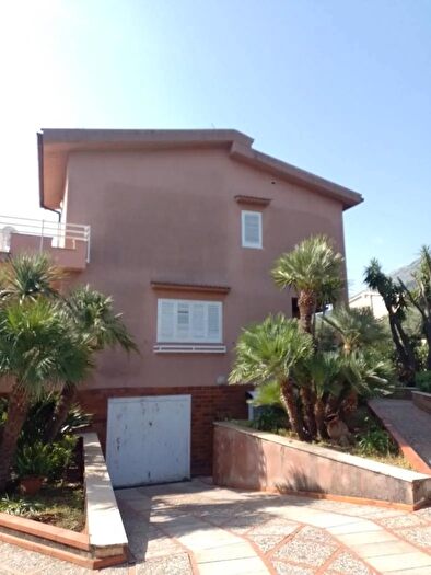 Casa con 8 locali in vendita in Via Nazionale Carini, Carini