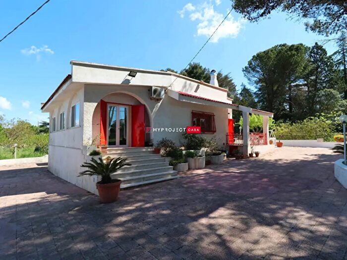 Casa con 6 locali in vendita in Contrada Paretone, Martina Franca