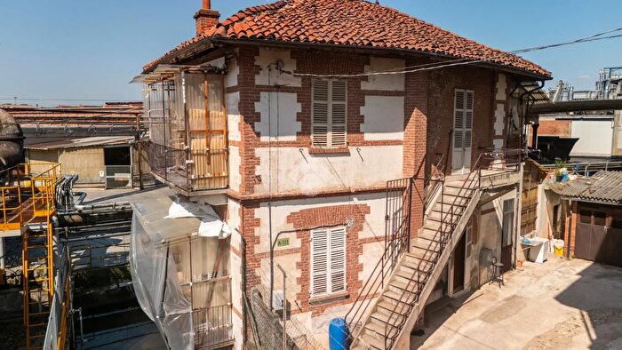 Casa con 7 locali in vendita in Corso Re Umberto, Verzuolo