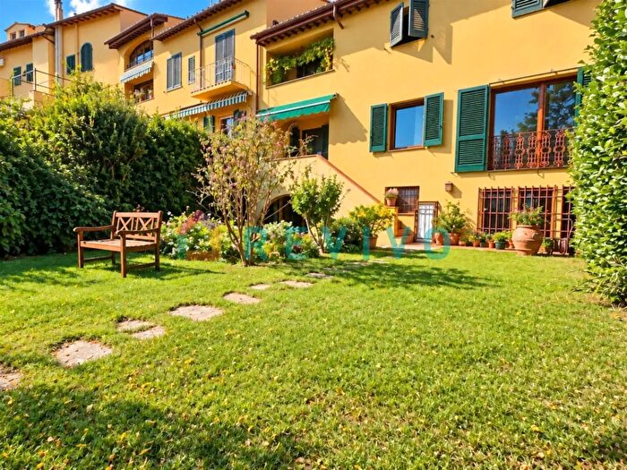 Appartamento con 9 locali in vendita in Via Pian dei Giullari, Firenze