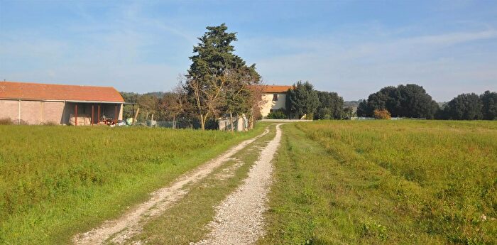 Casa con 11 locali in vendita in Pomarance