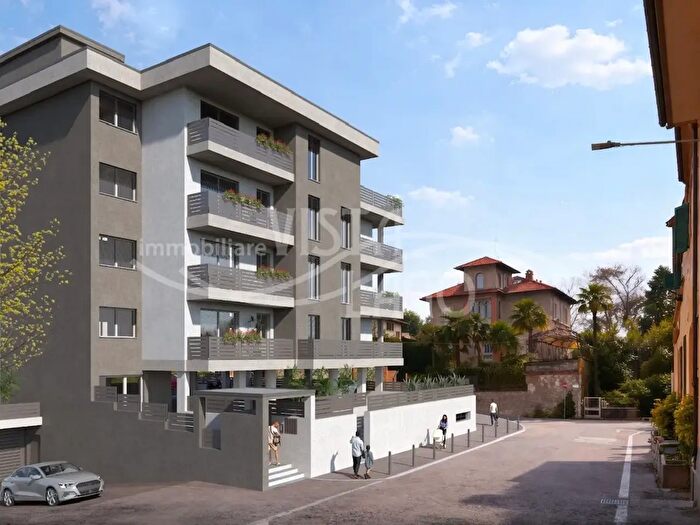 Appartamento trilocale in vendita in Via Trieste Angolo Via Scalabrini, Fino Mornasco