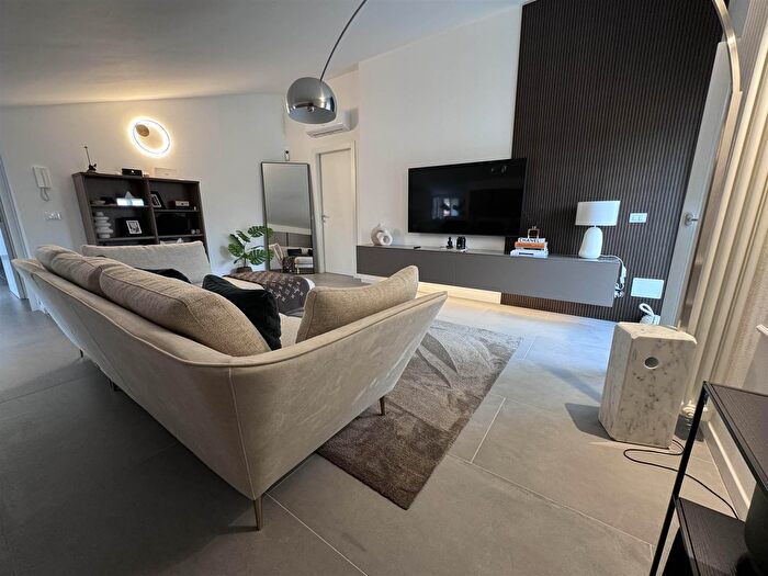 Appartamento con 6 locali in vendita in Località Montonale Basso, Desenzano Del Garda