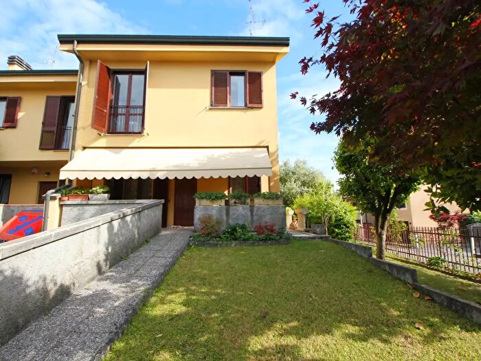 Casa quadrilocale in vendita in Via delle Rose, Legnano