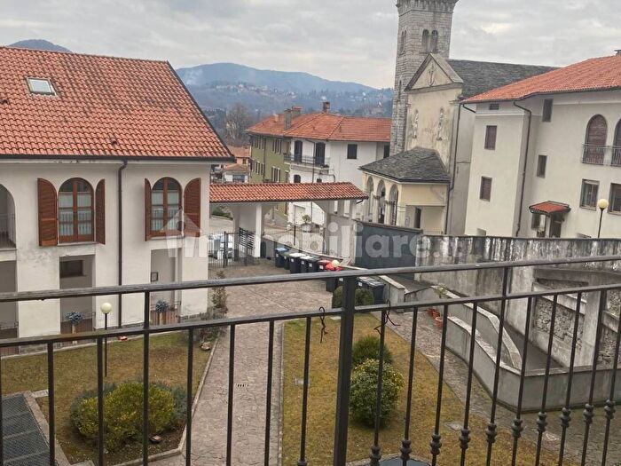 Appartamento trilocale in affitto in Piazza Don Giuliano Ravedoni, Centro, Pella