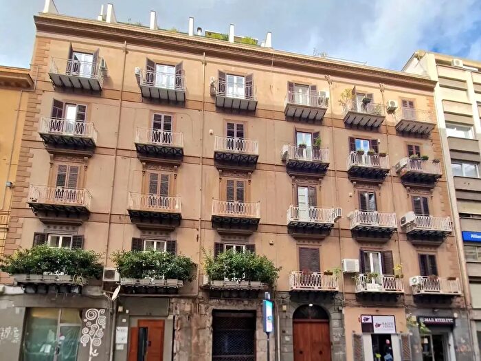 Appartamento con 7 locali in vendita in Via Mariano Stabile, Palermo