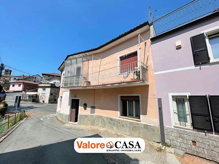 Casa con 5 locali in vendita in Alice Bel Colle