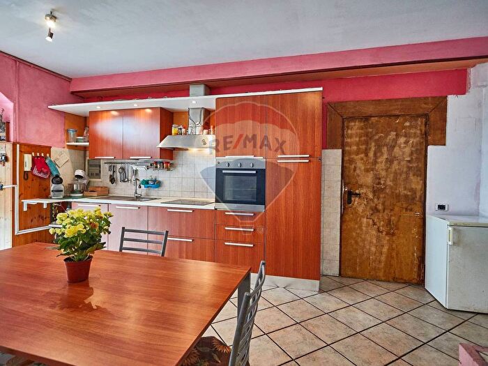 Casa con 6 locali in vendita in dei mille, Centro, Barzanò