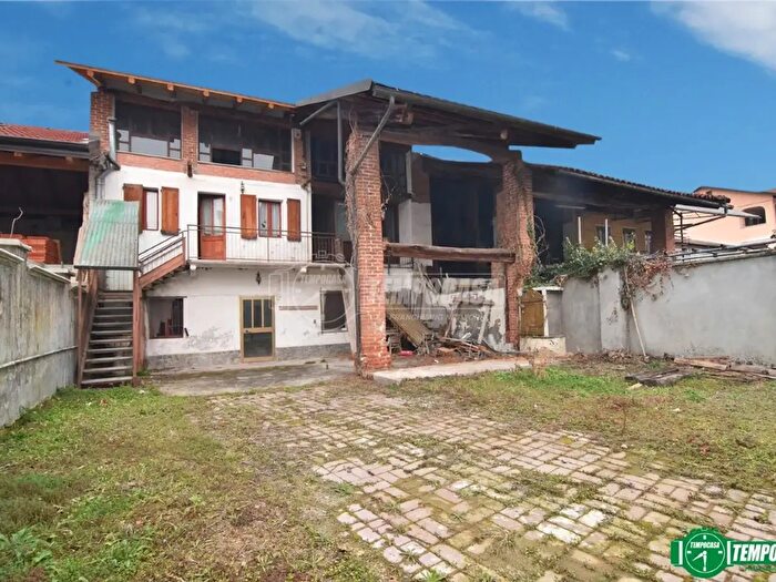 Casa con 5 locali in vendita in Vicolo Ugo Foscolo, Bosconero