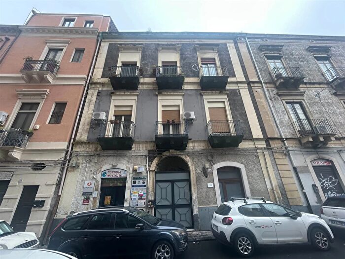 Appartamento trilocale in vendita in Via Vecchia Ognina, Catania