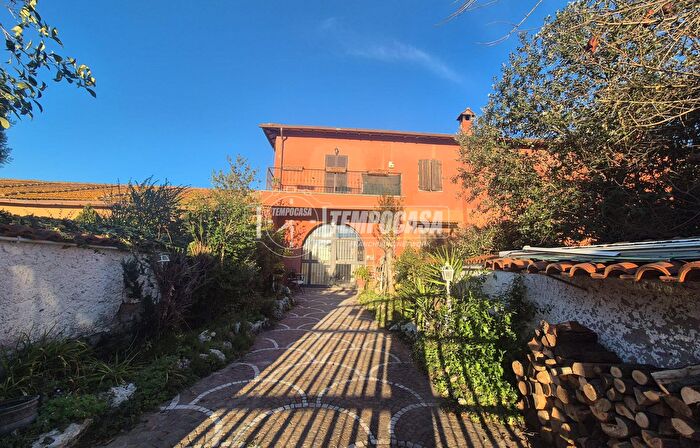 Casa con 5 locali in vendita in Via Cherasco, Roma