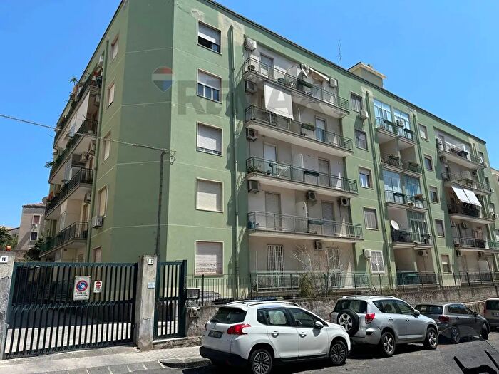 Appartamento con 5 locali in vendita in Via Giosue' Carducci, Catania