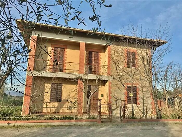 Casa con 8 locali in vendita in Castiglione Del Lago