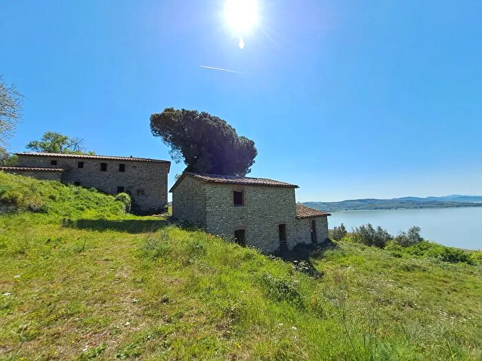 Casa con 14 locali in vendita in Passignano Sul Trasimeno