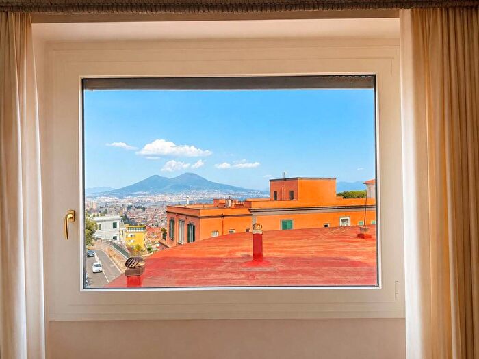 Appartamento quadrilocale in affitto in Via Torquato Tasso, Vomero, Napoli