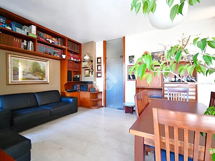 Appartamento trilocale in vendita in Via Francesco Raschi, Como