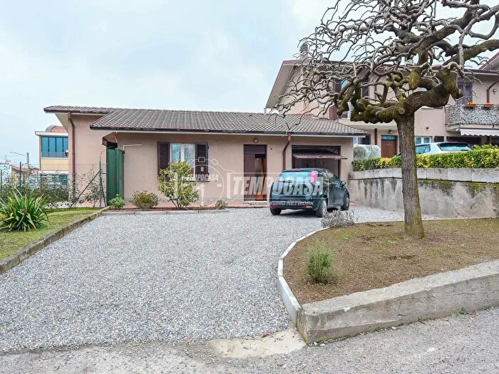 Casa quadrilocale in vendita in Via Lecco, Erba