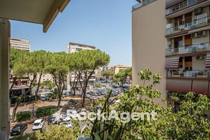 Appartamento con 5 locali in vendita in Via Aquilonia, Roma