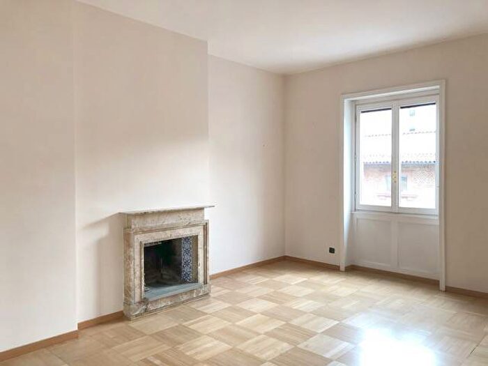 Appartamento trilocale in affitto in Via San Damiano, Palestro, Milano