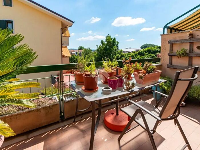 Appartamento quadrilocale in vendita in Appartamento su Tre Livelli Via Giuseppe Rondini, Grottaferrata