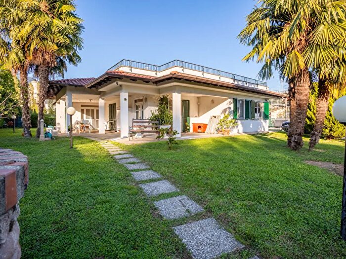 Casa con 13 locali in vendita in Via Aldo Moro, Caravate