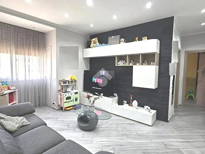 Appartamento trilocale in vendita in Largo Enrico Santoro, Palermo