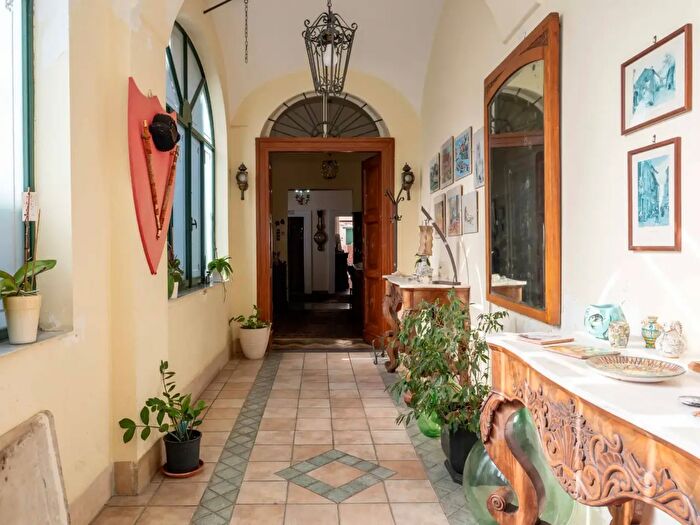 Appartamento con 11 locali in vendita in Corso Umberto I, Cava De Tirreni