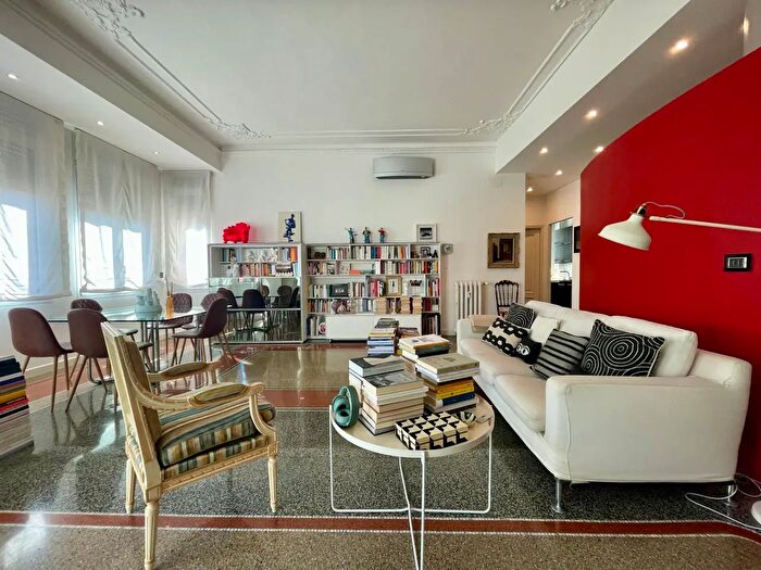 Appartamento con 6 locali in affitto in Via Luigi Lanfranconi, Genova