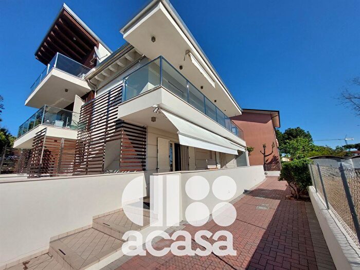 Appartamento trilocale in vendita in Via Pinarella, Cervia